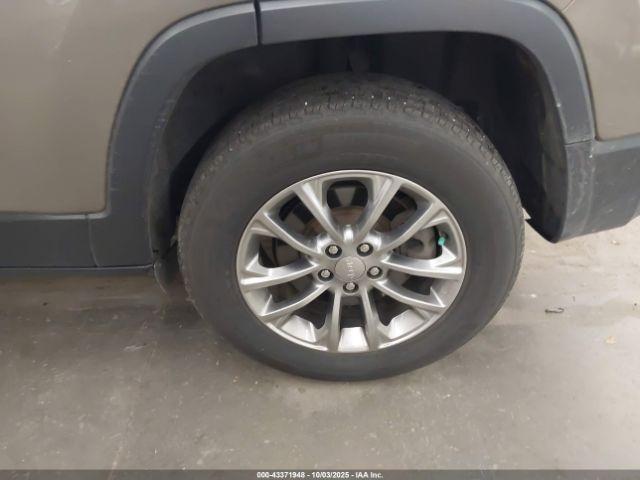 Jeep Cherokee Latitude Plus 4x4 Image 12