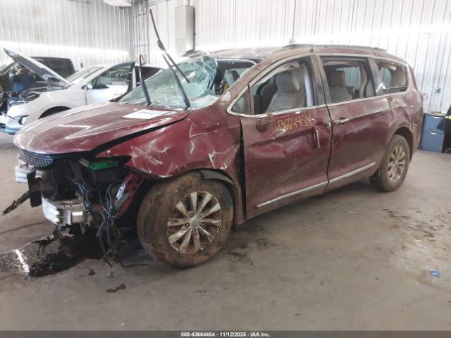 Chrysler Pacifica Touring-l Image 2